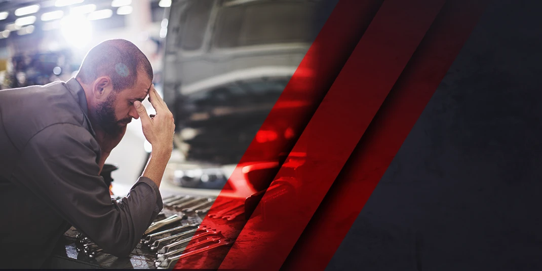 mechanik i klucze w szafce narzędziowej warsztatowej redats