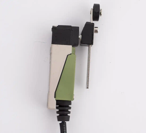 Włącznik krańcowy L220 z kablem